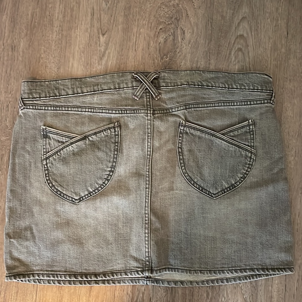 Old Navy brand ladies skirt with 2 pockets on front & 2 in back. Color is gray.